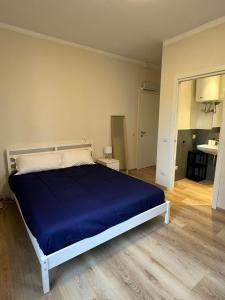 une chambre avec un grand lit avec une couverture bleue dans l'établissement MarcOrio Apartment, à Orio al Serio 12 autres photos