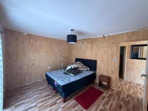 Un pat sau paturi într-o cameră la Alojamiento casa, campo Angol