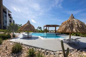 Bazén v ubytování Coral Estate Ocean View Apartments nebo v jeho okolí