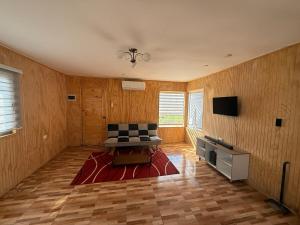 Un televizor și/sau centru de divertisment la Alojamiento casa, campo Angol