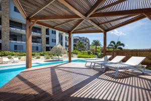 Bazén v ubytování Coral Estate Ocean View Apartments nebo v jeho okolí