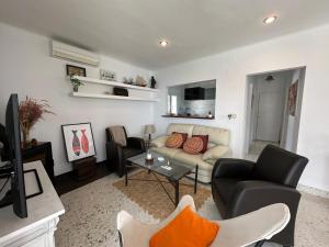 a living room with a couch and a table at Preciosa casa con piscina desbordante y vistas al mar in Roses