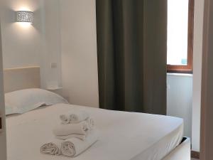 Un dormitorio con una cama con toallas. en CconfortHotels Sea Dream Palace 3, en Trani
