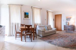 フィエッソ・ダルティコにあるCasa Fiore Veneziaのテーブルとソファのあるリビングルーム