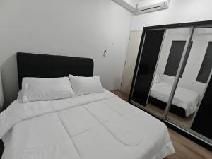 Ένα ή περισσότερα κρεβάτια σε δωμάτιο στο Lux Homey Sunway Gandaria +13 φωτογραφίες