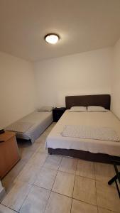 Un dormitorio con dos camas en una habitación. en Jupi, en Pržno