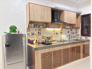 Η κουζίνα ή μικρή κουζίνα στο Spacious1BHK in Central Gwalior Near Railway Station Fort and Palace