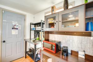 Η κουζίνα ή μικρή κουζίνα στο 2 Mi to Lake Winnebago Cozy Fond du Lac Studio +20 φωτογραφίες