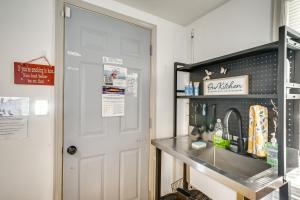 Η κουζίνα ή μικρή κουζίνα στο 2 Mi to Lake Winnebago Cozy Fond du Lac Studio