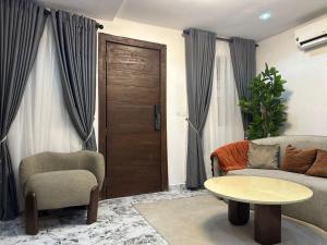 una sala de estar con un sofá y una mesa en Luxury 1 Bedroom Apartment in Lekki, en Ikuata