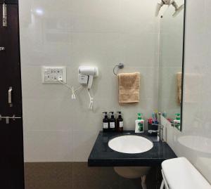 Ένα μπάνιο στο Spacious1BHK in Central Gwalior Near Railway Station Fort and Palace +3 φωτογραφίες