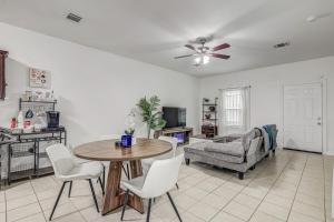 ヒューストンにあるPrime Downtown Location! 2 minutes from UH & TSUのテーブルと椅子のあるキッチンとリビングルーム +21枚の写真
