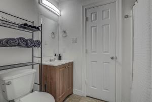 ヒューストンにあるPrime Downtown Location! 2 minutes from UH & TSUのトイレと洗面台を備えた白いバスルーム