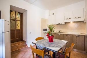 a kitchen and dining room with a table and chairs at Cavallo Bianco in Chivasso