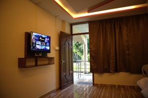 TV a/nebo společenská místnost v ubytování Raindrop Homestay Havelock