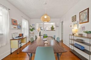a dining room with a wooden table and chairs at Walk To Beach Restaurants - 5 Guests in Long Beach