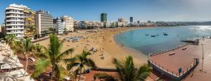a beach with a crowd of people and the ocean at Modern Loft Las Palmas views 2 suit in Ciudad Jardín