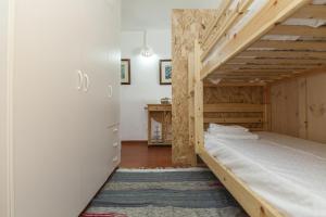 ラゴスにあるSun Apartmentの二段ベッドと机のある寝室 +65枚の写真