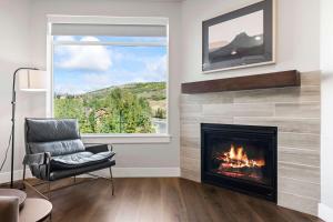ein Wohnzimmer mit Kamin und Sessel in der Unterkunft Luxury Black Rock Resort Suite Unit A in Heber City