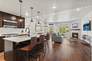 Kuchyň nebo kuchyňský kout v ubytování Luxury Black Rock Resort Suite Unit A