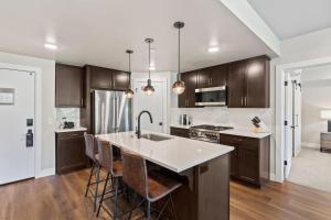 Kuchyň nebo kuchyňský kout v ubytování Luxury Black Rock Resort Suite Unit A