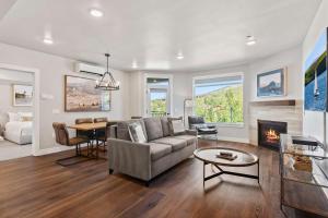 Posezení v ubytování Luxury Black Rock Resort Suite Unit A