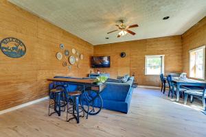 Μια τηλεόραση ή/και κέντρο ψυχαγωγίας στο Ohio Hunters Cabin with Pond Access Pets Welcome!