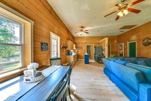 Χώρος καθιστικού στο Ohio Hunters Cabin with Pond Access Pets Welcome!