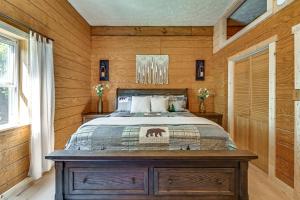 Ένα ή περισσότερα κρεβάτια σε δωμάτιο στο Ohio Hunters Cabin with Pond Access Pets Welcome!