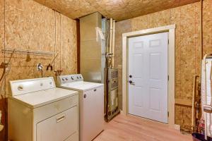 Ένα μπάνιο στο Ohio Hunters Cabin with Pond Access Pets Welcome! +22 φωτογραφίες