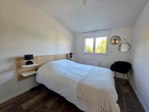 la ti breizh enchantée في Campénéac: غرفة نوم بسرير كبير ونافذة