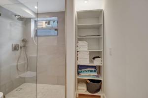 マイアミビーチにあるModern 2Bedroom in South Beach - Steps away from Lincoln Rdのバスルーム(ガラスドアの隣にウォークインシャワー付)