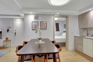 マイアミビーチにあるModern 2Bedroom in South Beach - Steps away from Lincoln Rdのテーブルと椅子のあるキッチンとダイニングルーム +13枚の写真