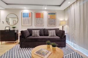 マイアミビーチにあるModern 2Bedroom in South Beach - Steps away from Lincoln Rdのソファとテーブルのあるリビングルーム