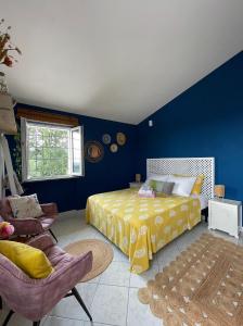 a bedroom with a bed and a blue wall at B&B La Vera Vita in Troviggiano