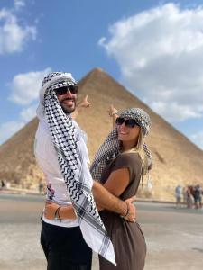 カイロにあるSETI Pyramids INNの男女立ちピラミッド