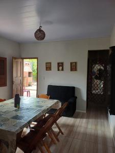 バヘイリーニャスにあるCasa em Barreirinhas em frente ao Rio Preguiçasのテーブルとソファのあるリビングルーム