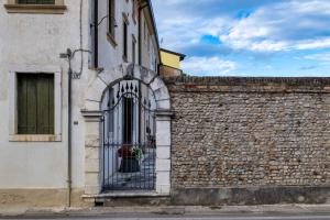 GaiarineにあるBorgo Botolの植木鉢が置かれた門のある建物 +70枚の写真