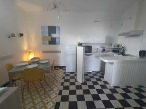 Køkken eller tekøkken på Charmant appartement Pornic + 8 billeder