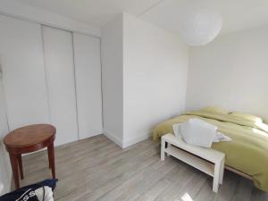 En eller flere senge i et værelse på Charmant appartement Pornic