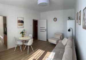 una sala de estar con un sofá y una mesa en Mieszkanie blisko morza Gdańsk Stogi, en Gdansk