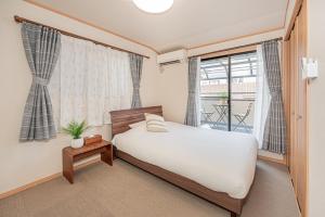 a bedroom with a bed and a window at Ikebukuro house with 5BR Free Parking in Tokyo