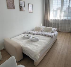 Un dormitorio con una cama con toallas. en Mieszkanie blisko morza Gdańsk Stogi, en Gdansk 18 fotos más