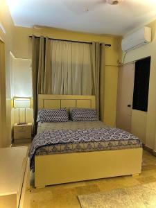 Un dormitorio con una cama grande en una habitación. en The Haven, en Karachi 9 fotos más