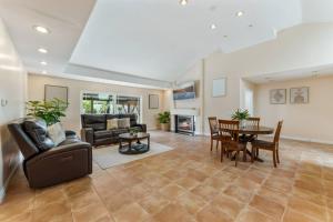 un salon avec un canapé et une table dans l'établissement Driftwood Club - 4bd, Pet Friendly, Tennis Courts, Games, à Santa Barbara 30 autres photos