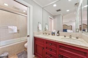 une salle de bain avec un lavabo, des toilettes et une baignoire dans l'établissement Driftwood Club - 4bd, Pet Friendly, Tennis Courts, Games, à Santa Barbara