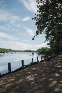 vistas a un río con barcos en el agua en Cabana Rio Caraiva, en Caraíva 4 fotos más