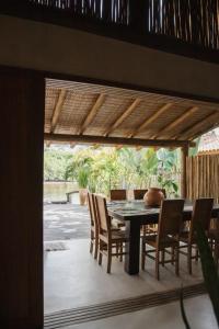 Un comedor con mesa y sillas en Cabana Rio Caraiva, en Caraíva