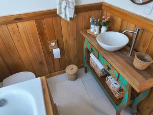 a bathroom with a sink and a toilet in it at Casa de campo Aconchego Serrano in Lages +40 photos