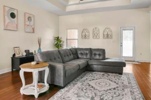 Posezení v ubytování Cozy Retreat with Patio, Big Kitchen and Fishing Nearby